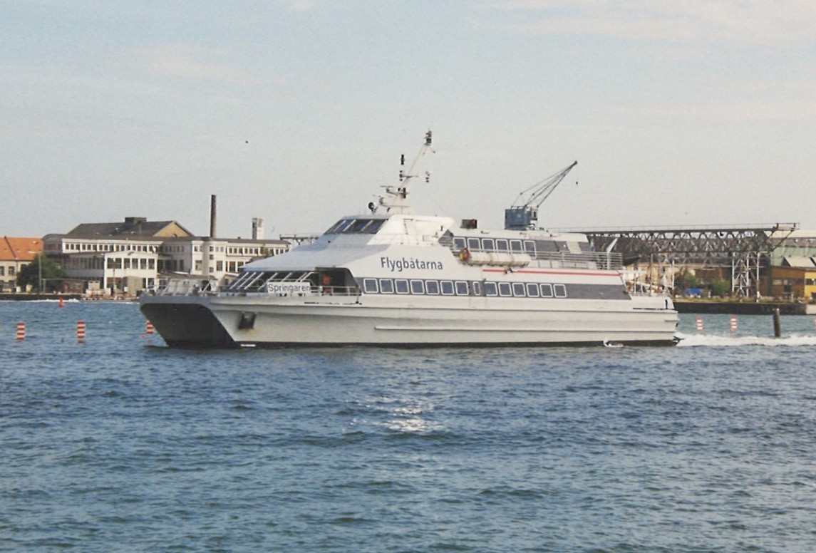 SPRINGAREN afgår fra København d. 23/7-1999. Leveret i 1991 til Dampskibsselskabet Øresund A/S (DSØ). Solgt i 2001 til SNAV. Sejler i dag som AQUABUS AQUARIUS for Aquabus Ferry Boats. Foto: Michael Koefoed-Hansen