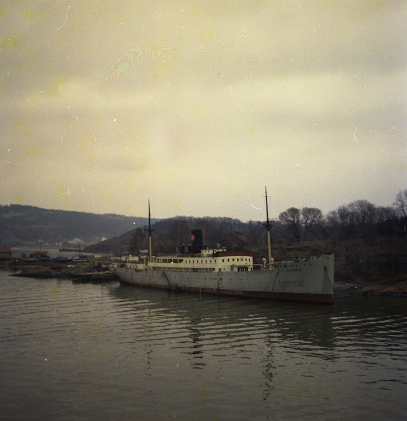 AKER-2, tidligere DFDS passagerskib PARKESTON. Bygget 1925. Solgt 1964 til Oslo og anvendt som logiskib for værftsarbejdere indtil 1975. Billedet viser hende i Oslo i april 1969. Foto: Hans-Henrik Fentz
