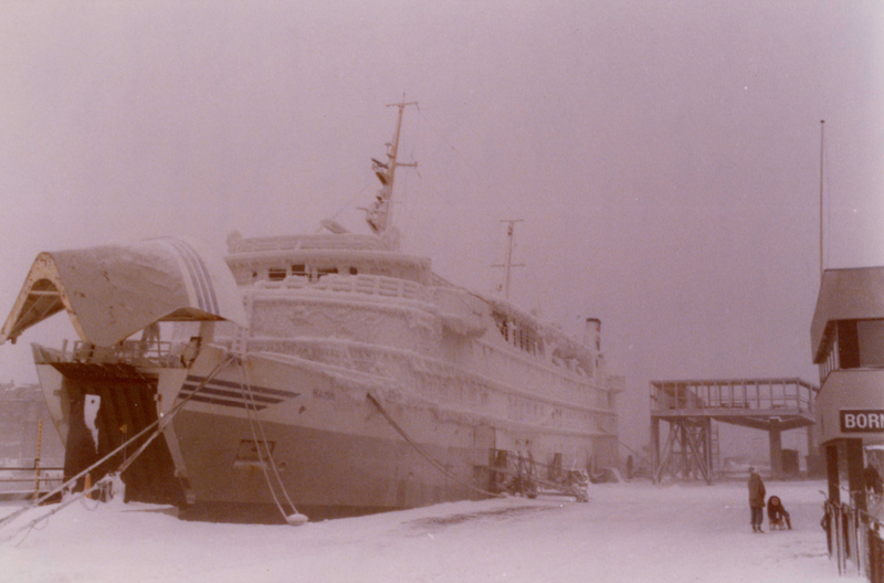 Bornholmstrafikkens færge HAMMERSHUS, bygget 1965, ses her i Rønne den 31. december 1978 efter en hård overfart i østenstorm og meget koldt vejr fra København. Foto: Søren Thomsen