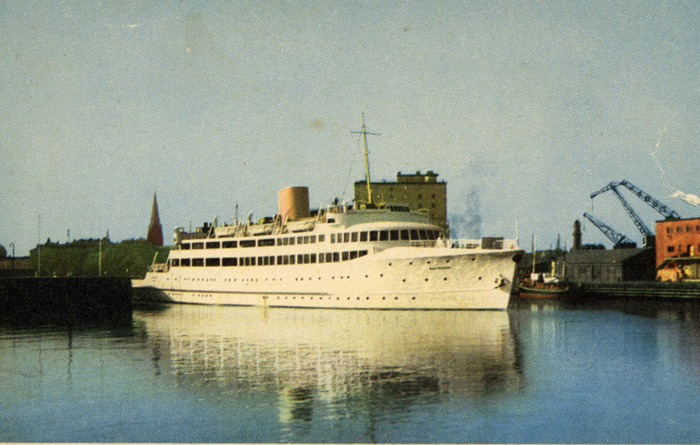 Den svenske jernbanefærge MALMÖHUS, bygget i 1945, sejlede i årene 1945-1986 på overfarten Københavns Frihavn-Malmö. Hun ses her i Malmö havn i begyndelsen af karrieren, inden hun fik de svenske jernbaners emblem som skorstensmærke. Foto: Postkort