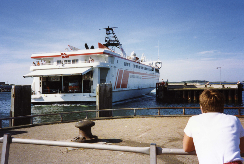 Den såkaldte fregatfærge KATTEGAT var indsat på Grenaa-Hundested-overfarten mellem juni 1995 og marts 1996. Her ses færgen ved en ankomst til Grenaa i juli 1995. Foto: Jørgen Fentz