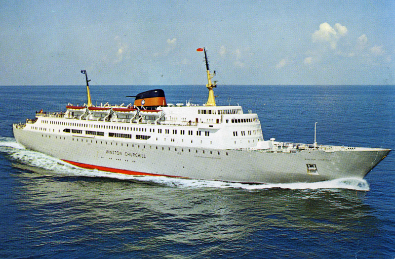DFDSs passagerskib WINSTON CHURCHILL bygget 1967 i Italien til Esbjerg-Harwich overfarten. Skibet havde et gennemgående bildæk med direkte gennemkørsel og ses her i den oprindelige bemaling. Skibet sejlede fra 1978 også på mange andre overfarter samt på krydstogter, indtil DFDS solgte skibet i 1996. Ophugget i 2004. Foto: Postkort