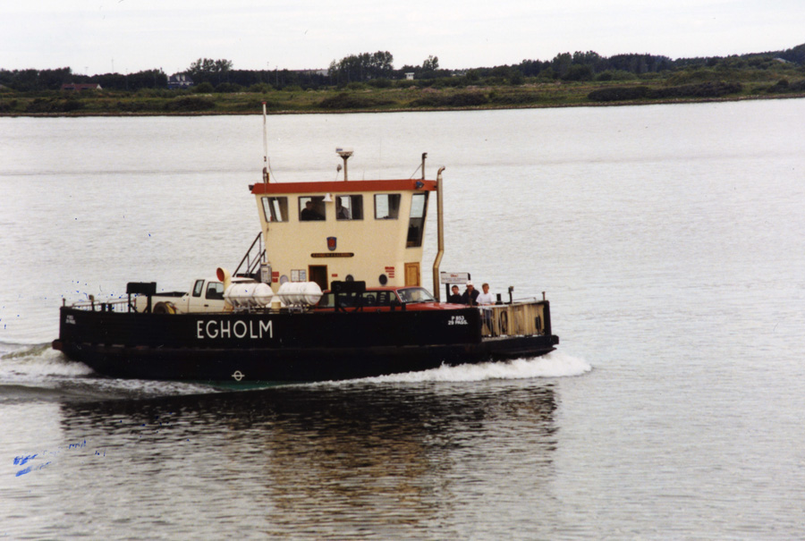 Den lille træfærge EGHOLM fra 1972 på vej mellem Aalborg og Egholm i juni 2000. Færgen fungerer stadigvæk som færge ved de svagt benyttede afgange. Foto: Jan-Christer Lund