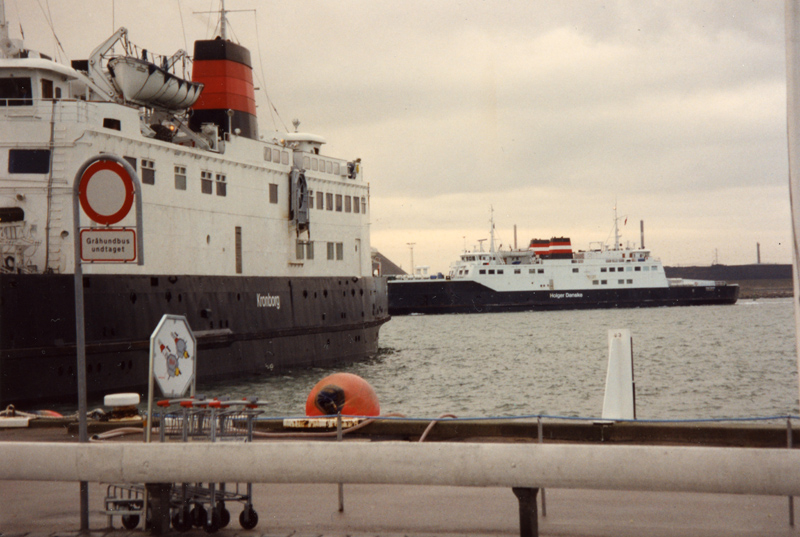 Kalundborg den 16. januar 1994 med to tidligere DSB-færger fra Helsingør-Helsingborg-overfarten. 
Til venstre ses 