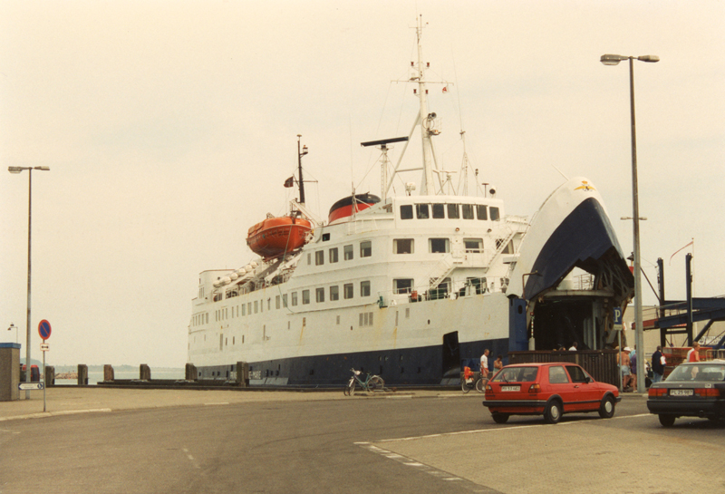 DSB-bilfærgen ”PRINSESSE ANNE-MARIE” i Grenaa Færgehavn den 10. juli 1994. Færgen blev bygget i 1960 som den første færge til hurtigruten Kalundborg-Aarhus og sejlede der indtil 1985. I sommeren 1994 var færgen udchartret til sejlads mellem Grenaa og Hundested. Foto: Hans-Henrik Fentz