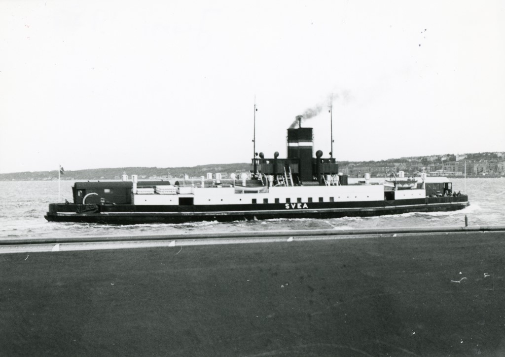 Danske Statsbaners dampjernbanefærge ”SVEA” ses her på overfarten Helsingør-Helsingborg i juni 1957. Færgen blev bygget i 1920 til Lillebæltsoverfarten med navnet ”FYN”. Fra 1937 til 1979 sejlede den på overfarten Helsingør-Helsingborg efter at være omdøbt. I 1958 blev færgen ombygget, hvor også dampmaskineriet blev erstattet af etdieselmaskineri. Foto: Jan-Christer Lund