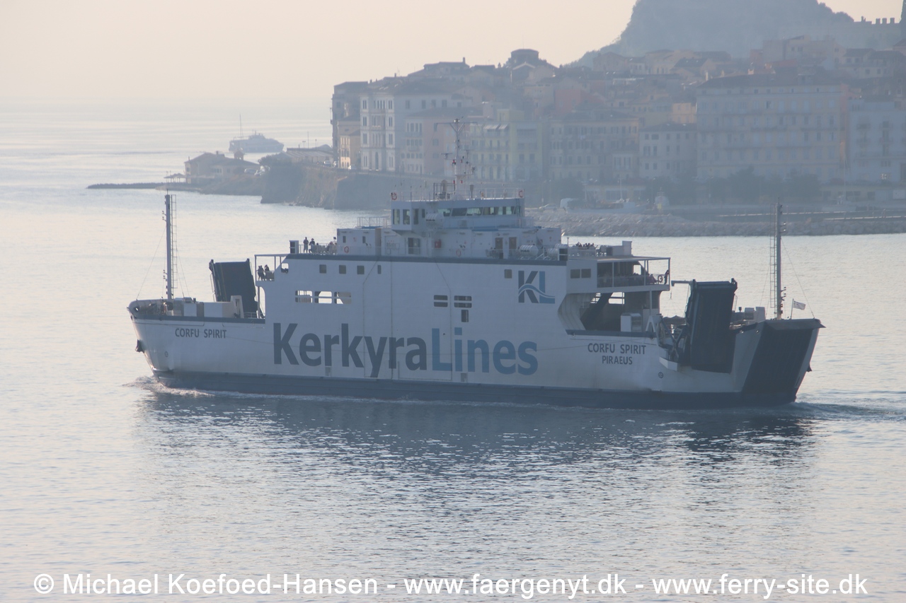 CORFU SPIRIT i Corfu d. 20/8-2026. CORFU SPIRIT blev leveret til VR Shipping (Vognmandsruten) i 1989 under navnet SUPERFLEX GOLF. Den blev i 1994 solgt til Spanien, i 2003 kom den til Italien, for til sidst at ende i Grækenland i 2012.
Foto: Michael Koefoed-Hansen