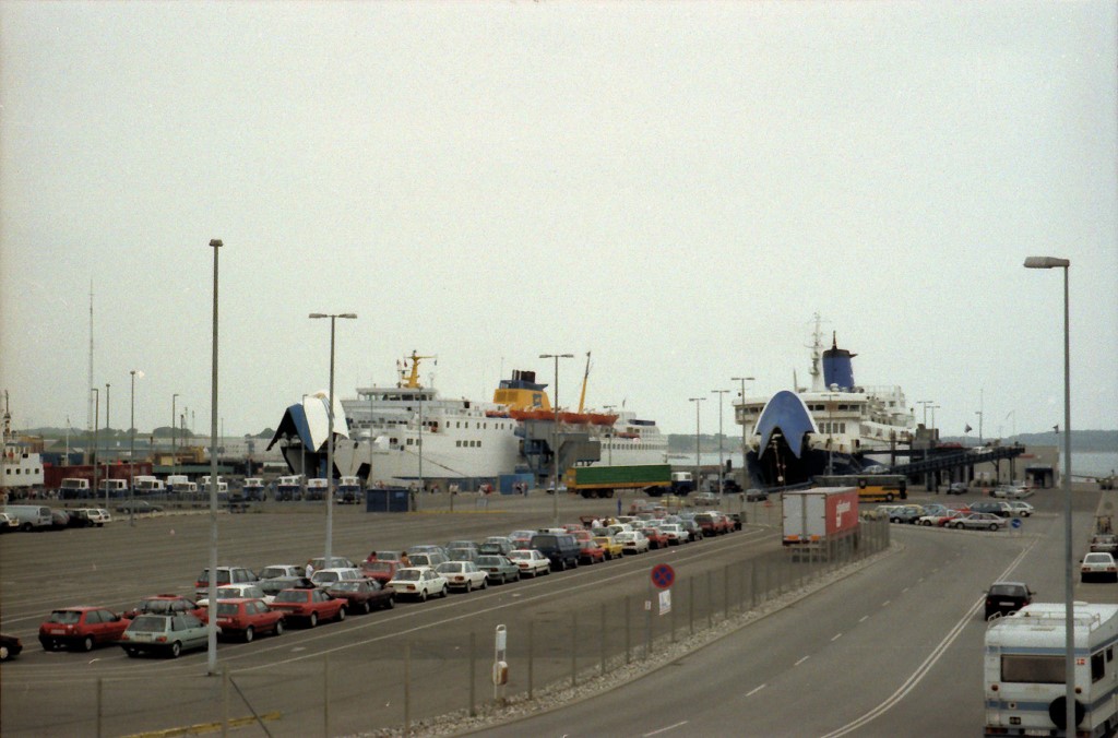 LION PRINCESS og DJURSLAND i Grenaa havn (juni 1993). Foto: Bernt Skjøtt