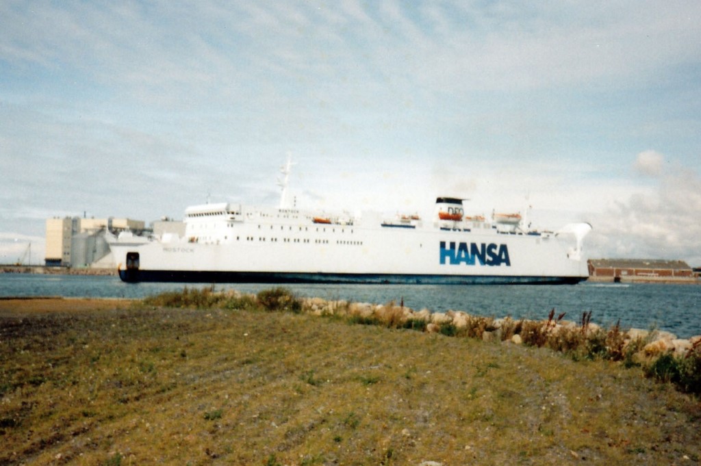 Jernbanefærgen ROSTOCK ankommer til Rønne d. 29/8-1998 fra Sassnitz. Dette var dens sidste dobbelt tur for DFO/Scandlines og den blev herefter oplagt, inden den i 1999 blev solgt. Efter at havde tilbragt de sidste 12 år, hos polske Unity Line, som KOPERNIK, blev den i foråret solgt til ophugning i Tyrkiet, men blev reddet i slutningen af juni, da græske Levante Ferries købte den, og planlægger at indsætte den på en ny rute mellem Grækenland og Tyrkiet. Foto: Michael Koefoed-Hansen