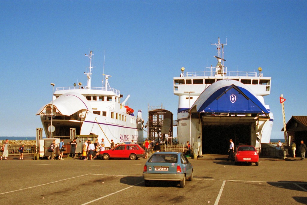 De to Samsø Linien færger SAM-SINE og VESBORG i Hou d. 12/5-2001. Foto: Bernt Skjøtt