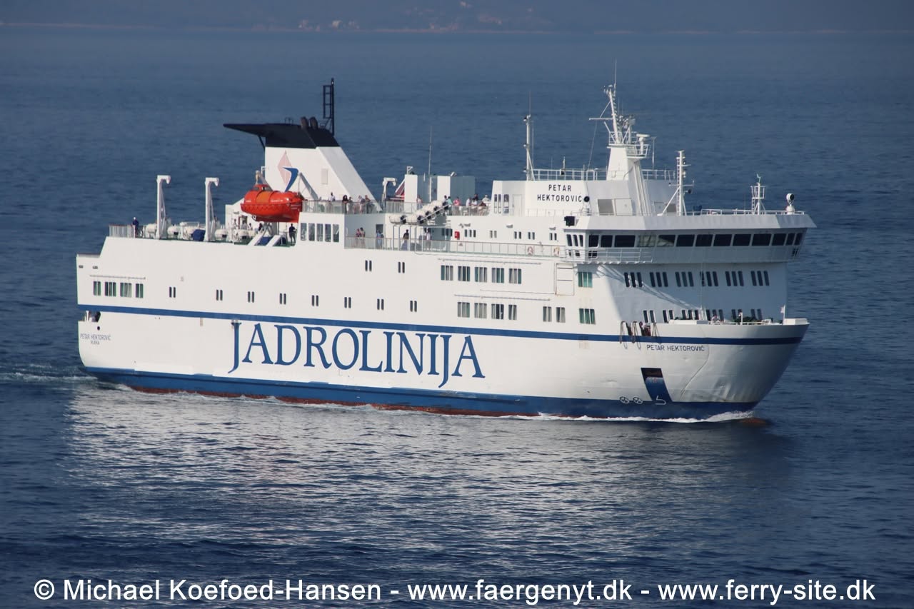 PETAR HEKTOROVIC i Split d. 17/8-2026. PETAR HEKTOROVIC blev leveret til Langeland-Kiel Linien i 1989 og sejlede under navnet LANGELAND III, på ruten Bagenkop – Kiel indtil d. 30. december 1998. Den blev i januar 1999 overtaget af kroatiske Jadrolinija, hvor den fik dens nuværende navn. Foto: Michael Koefoed-Hansen